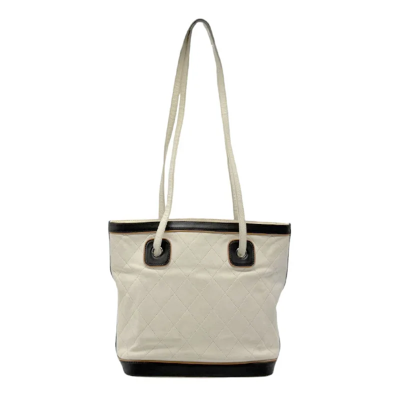 Stylish Handbags At Unbeatable DiscountsChanel Matelassé Leather Shoulder Bag (Pre-Owned) Stylish Handbags At Unbeatable DiscountsChanel Matelassé Leather Shoulder Bag (Pre-Owned)