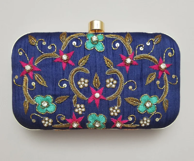  The Best Handbag Deals Are Available NowLAIBA Clutch