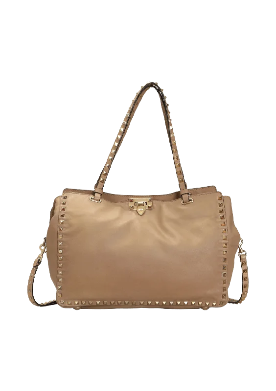  High-End Bags, Low-End PricesMEDIUM ROCKSTUD TOTE